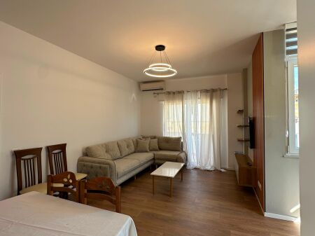 Jepet me qira apartament 2+1  📍 Në krah të Kopshtit Zoologjik, pranë Supermarket Xhangolli.