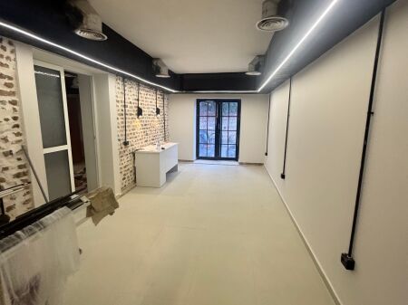 Jepet me qera ambient biznesi 100 m2 prane Shkolles Vasil Shanto