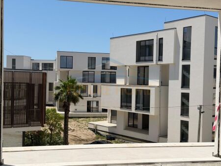 Shitet Apartament 3+1+2, Kompleksi Porto Lalëzi, Hamallaj