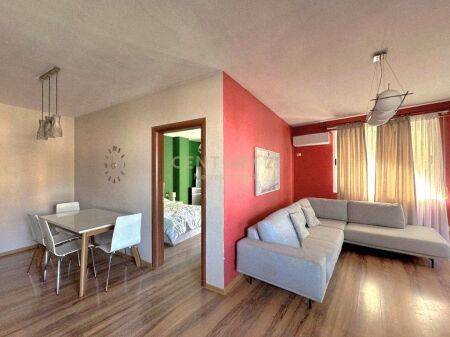 Rruga e Barrikadave, apartament 2+1+2 me qira 700 € /Muaj