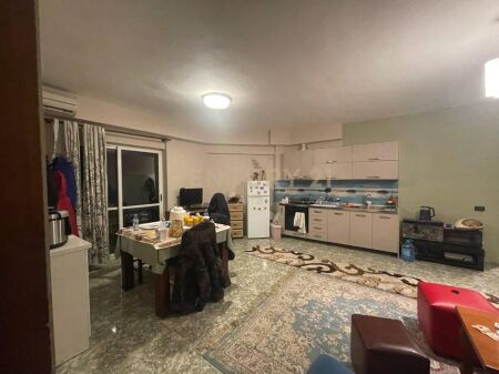 Appartamento 2+1 con Veranda in vendita a Komuna e Parisit