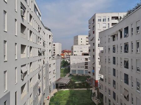 Kompleksi Magnet_21 Dhjetori_Kërkohet vajzë për bashkëndarje apartamenti 2+1, i ri dhe i mobiluar