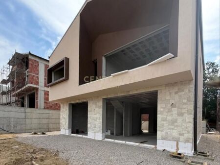 OKAZION NE LUNDËR. VILË NË SHITJE 550,000 €
