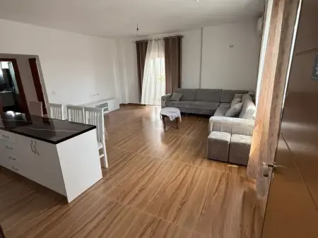 Jepet me Qira Apartament në Katin e Parë të një Ndërtese Private