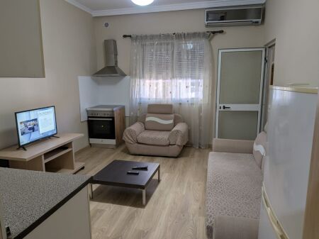 Jepet me qera apartament 1+1 në Rrugën Ali Visha (300m mbi Shkollen e Baletit)