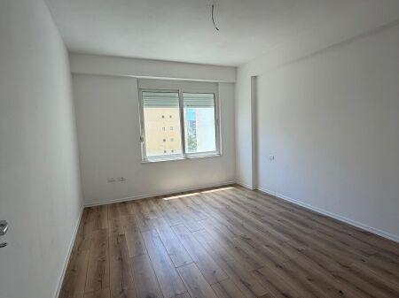 Shitet Apartament 1+1