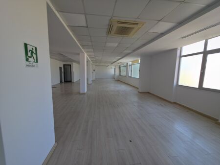 ZYRË ME QIRA 300 m² NË BLLOK – KATI 3 | OPEN SPACE | ÇMIM 4,500 €