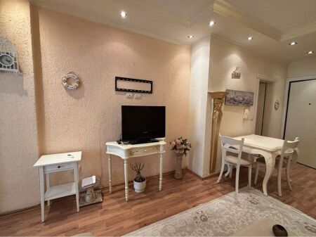 Apartament - Për Qira - Rruga e Barrikadave, Tiranë