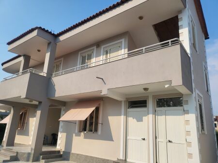 Vilë 2-Katëshe për Shitje në Plazh – Pranë Kompleksit Kasa