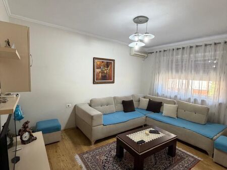 Kryqezimi i Shkolles se Bashkuar,Rr.Imer Ndregjoni jepet me qera apartament 1+1,e mobiluar 460Euro