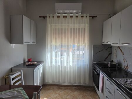 Jepet me qera Apartament 1+1 ne Misto Mame