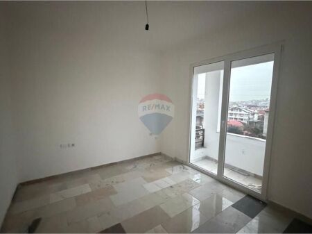 Shitet Apartament 2+1+2 - Pallatet e Verdha