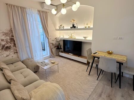 🏡 Shitet Apartament 2+1 tek Kinema Agimi, Bllok – 235,000 €