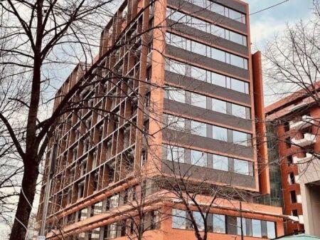 🏢 Spazio Commerciale in Affitto – Complesso Delijorgji