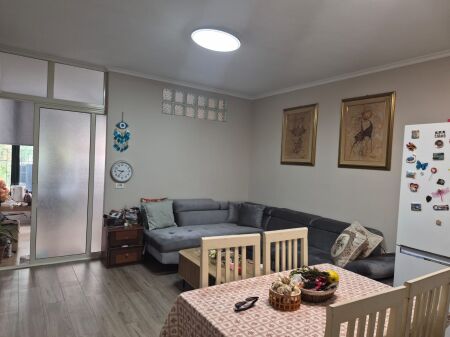 Apartament 1+1 per qira tek Pallatet Dilo ne Yzberisht.