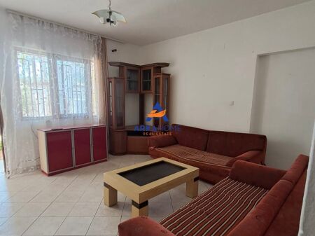 JEPET APARTAMENT ME QERA 2+1 "ISH UZINA E AUTOTRAKTORIT, SHKOZË" 30.000 LEKE