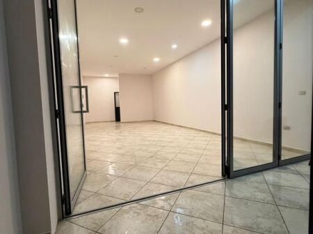 Locale in affitto in via Muhamet Gjollesha
