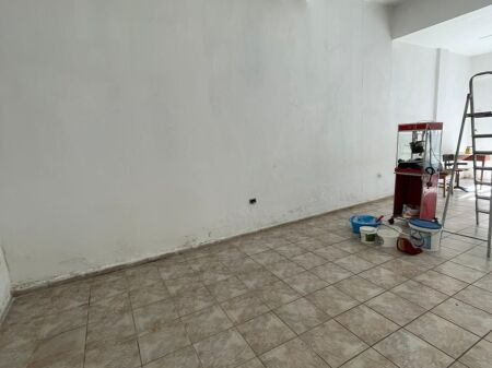 Dyqan 1+1 Me Qira në Kryqi i Kuq, Durrës
