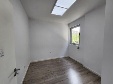 🏢 Jepet me qira ambient zyre tek 📍Stadiumi Dinamo💰 80.000 Lekë/muaj (neto)