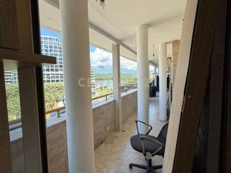 Ufficio Premium 210 m² con Veranda e Vista sul Lago Artificiale di Tirana – 5° Piano