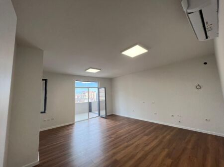 🏢 Jepet Ambient Zyre me Qira – Përballë Toptani Center
