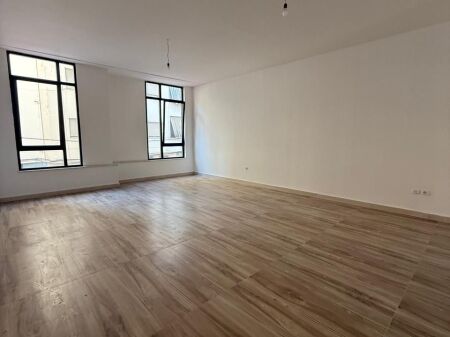 JEPET ME QERA AMBIENT BIZNESI PRANE DONIKA CENTER, TIRANE