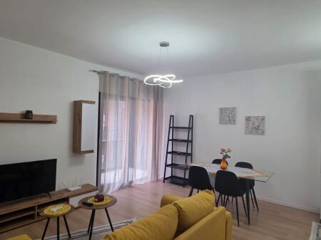 Jepet me qera Apartament 1+1 te Oasis Residence prane pallatit te Eglos Astir