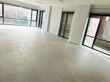 🏢Ofrohet me qira një ambient biznesi me pozicion strategjik dhe standarde të larta