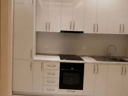 Tek QSUT prane saj Jepet me qera apartament me mobilim te ri 2+1 ne pallat te ri(modifikuar me te tille)