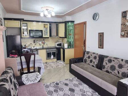 Jepet me qira apartament 2+1 te Pallatet Çabej