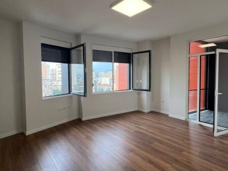 🏢 Jepet Ambient Zyre me Qira – Përballë Toptani Center ✨
