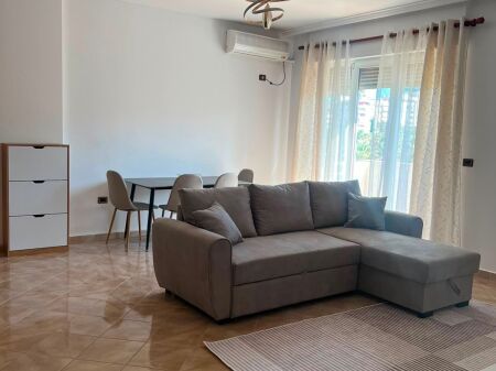 Appartamento in affitto 1+1 a Komuna Parisit