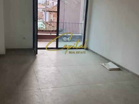 LOCALE COMMERCIALE IN AFFITTO 97 M2 MYSLYM SHYRI 1300 EURO