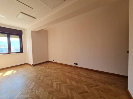 UFFICI IN AFFITTO 130 m NEL CENTRO DI TIRANA!