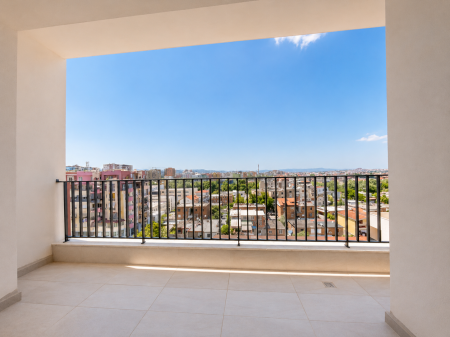 Shitet Apartament 2+1 ne katin e 7 tek Aura