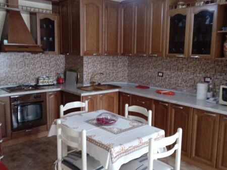 🏡APPARTAMENTO 2+1 IN AFFITTO A LUNGO TERMINE – RIVIERA, VLORA‼️
