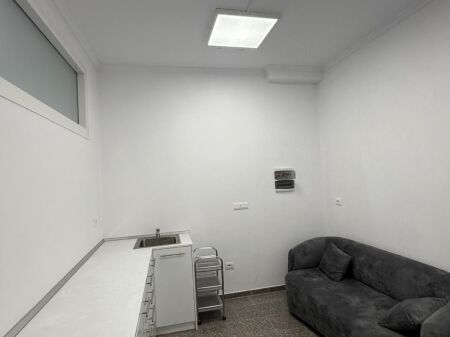 Tek Rruga Jordan Misja Jepet Ambient Biznesi Per Klinike Dentare Me Cmim 600 Euro Muaj