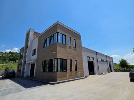 🏢 MAGAZINË MODERNE ME QIRA NË PRUSH – Kombinat 200 m² | Ndërtim i Ri | Standarde Bashkëkohore 5 m lartësi 💥 100.000 Lekë/Muaj 🔥🔥