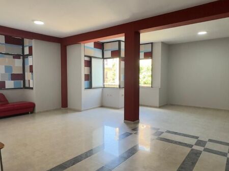 Me Qera: Ambient Biznesi në Zemër të Tiranës 📍Rruga Durrësit në fillim / Mbrapa dyqanit të luleve - 120 m² | 950 €/Muaj