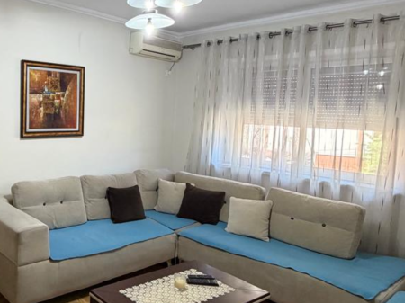 Shkolla e Bashkuar jepet apartament me qera 1+1