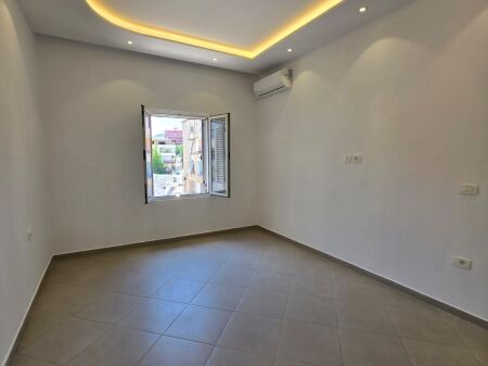 Me Qera: ZYRË - 80m2 (kati 5 pallat ekzistues) 📍Garda / Liqeni artificial | 4 Ambjente pune (3+1+2ballkone) 100 % E Re🔥 70.000 Lekë/Muaj
