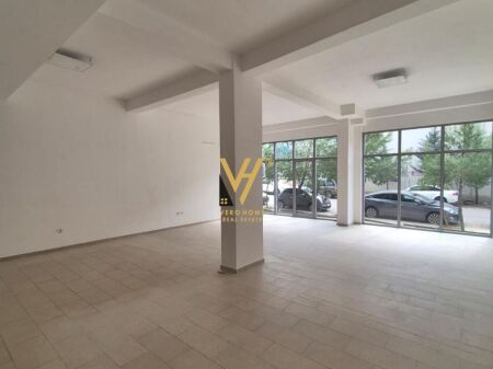 AFFITTASI NEGOZIO 95 M2 PRESSO IL COMUNE DI PARIGI 1.500 EURO