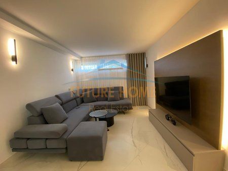 Shitet, Triplex 4+1+3+4 Poste Parkimi, Grey Stone Residence , Liqeni i Thatë
