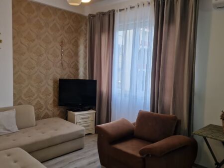 🏢Via 5 Maji, vicino al Concord Center, si affitta appartamento 1+1 arredato. 40.000 Leke        