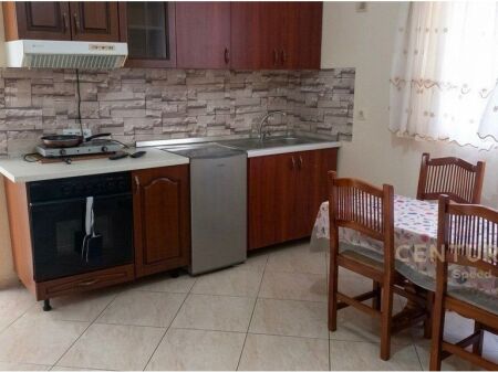 Japim apartament 1+1 me qira ne katin e pare te nje vile, ne zonen e Laprakes!