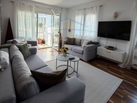 Shitet, Apartament 2+1+2, Fresk,Shkolla 17 Shkurti.​