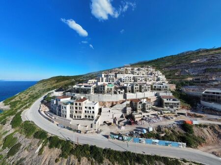 🏖️ VENDESI APPARTAMENTO 1+1 CON VERANDA + POSTO AUTO – FOLIE VILLAGE, JALË
