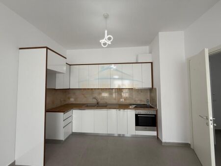 Disponojmë për qera Apartament 1+1 tek Ish-Dogana.
