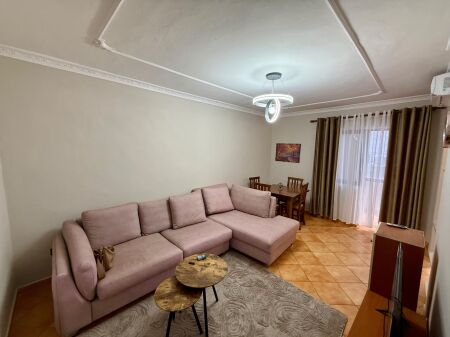 📣 AFFITTO Appartamento 1+1 📍 Comune di Parigi 🛣️ Via “Grigor Heba” ✨  🏢 Edificio Esistente 🪜 3° Piano (Senza Ascensore) 🛋️ Completamente Arredato  💶 Prezzo 50.000 Leke/Mese