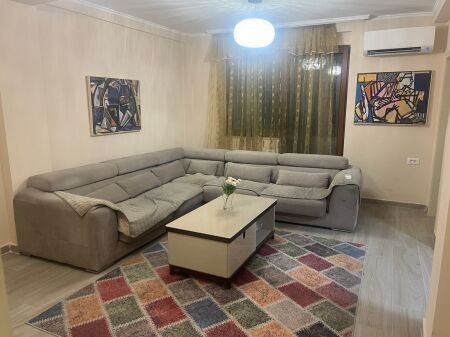 Shitet apartament 1+1 Qender super shpi pallat me ashensor. Me certefikat pronesie.